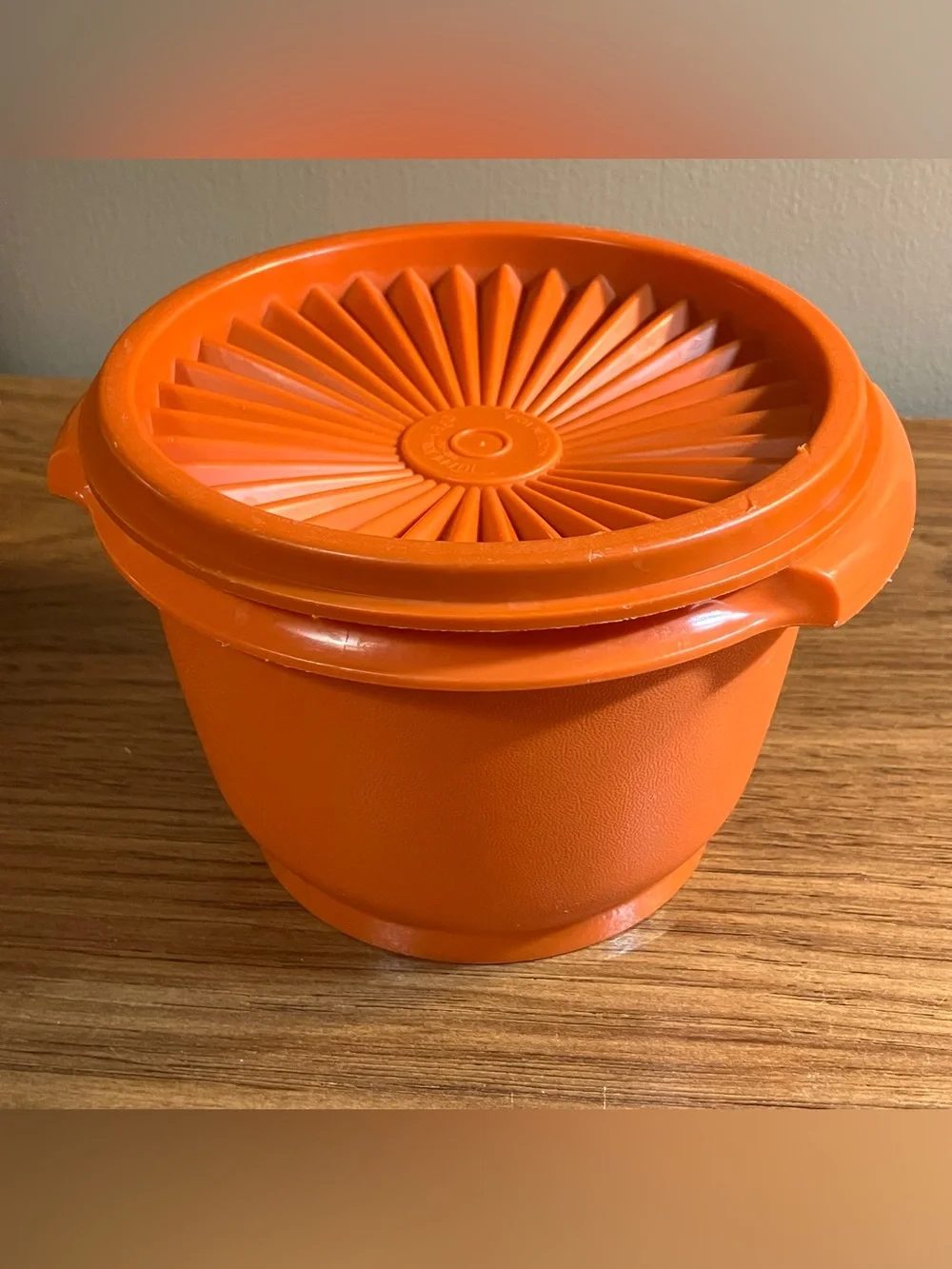 Vintage Tupperware Harvest Orange Servalier Bowl #886-20 With Starburst Lid USA